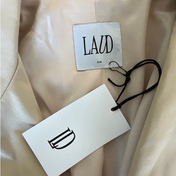 Laud - The Trench Coat in Beige - Picture 3 of 6